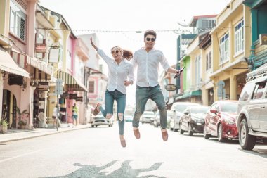 Mutlu genç Asyalı çift aşık iyi vakit geçiriyor