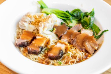 kırmızı kavrulmuş domuz eti, gevrek göbek domuz eti ve wonton ile yumurta şehriye