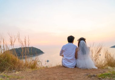 Mutlu genç Asyalı çift aşık iyi vakit geçiriyor 