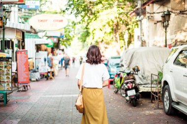 Mutlu ve güzel Asyalı kadın Khao Sarn Road, Tha seyahat