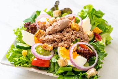 Sebze salatası ve yumurta ile tuna