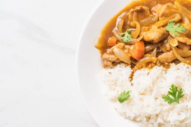 Japon köri pirinç dilimlenmiş domuz eti, havuç ve soğan ile