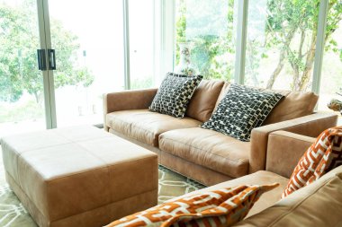 kanepede güzel ve rahat yastık