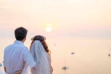 Mutlu genç Asyalı çift aşık iyi vakit geçiriyor 