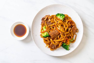 domuz ve sebze ile kızarmış erişte