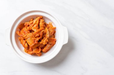 kimchi ile tavada kızartılmış domuz eti
