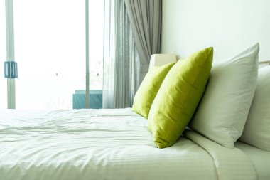 Yatak odasının iç tarafında yastık ve yatak dekorasyonu.