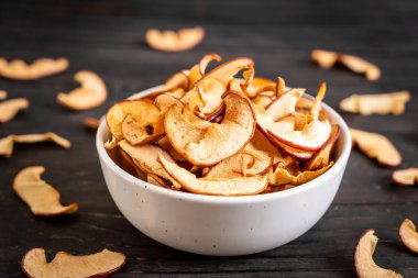 Ev yapımı kurutulmuş organik elma dilimli