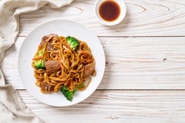 domuz ve sebze ile kızarmış erişte