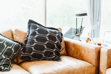 kanepede güzel ve rahat yastık