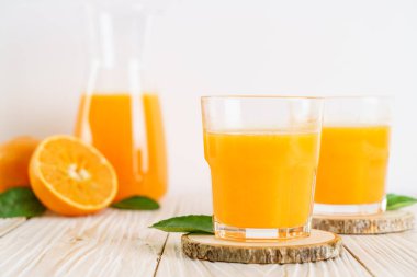 Ahşap arka plan üzerinde taze portakal suyu