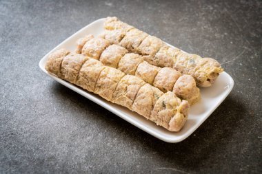 Buharda yengeç et rulo