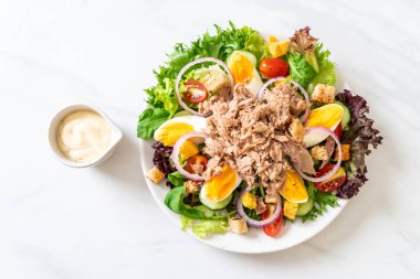 Sebze salatası ve yumurta ile tuna