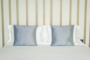 Yatak odasının iç tarafında yastık ve yatak dekorasyonu.