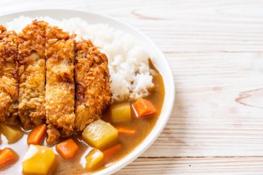 Çıtır çıtır kızarmış domuz pirzola köri ve pilav ile 