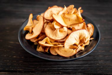 Ev yapımı kurutulmuş organik elma dilimli