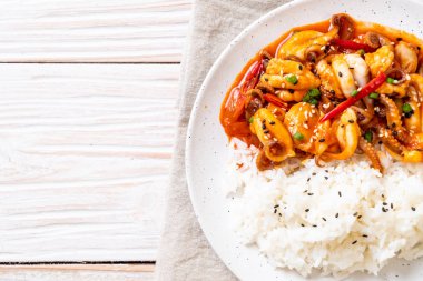 tavada kızartılmış ahtapot veya kalamar ve Korece baharatlı (osam bulgogi yapıştırmak