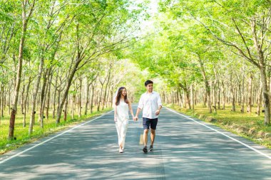 Ağaç arch ile yolda aşık mutlu Asya çift