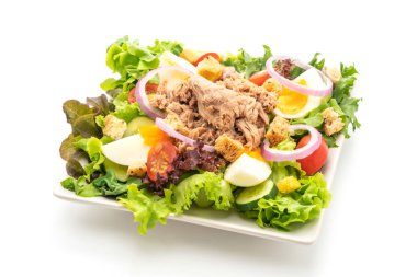 Sebze salatalı ve yumurtalı ton balığı, sağlıklı yemek tarzı.
