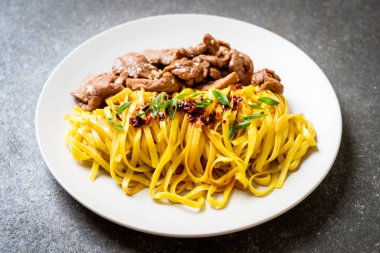 domuz eti ile Asya tavada kızartılmış erişte