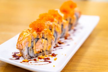 Peynir ile somon rulo suşi