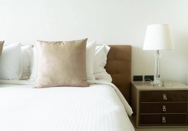 Yatak odasının iç tarafında yastık ve yatak dekorasyonu.