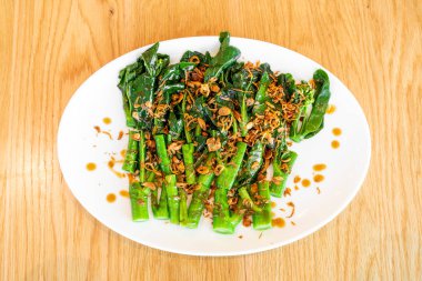 Istırla kızarmış Çin brokoli veya Lahana istiridye soslu karıştırın