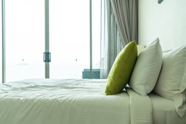 Yatak odasının iç tarafında yastık ve yatak dekorasyonu.