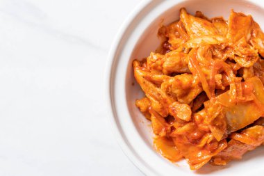 kimchi ile tavada kızartılmış domuz eti