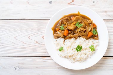 Japon köri pirinç dilimlenmiş domuz eti, havuç ve soğan ile