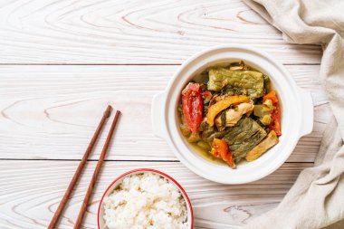 Acı kabak ve domuz eti ile korunmuş hardal yeşil çorba 