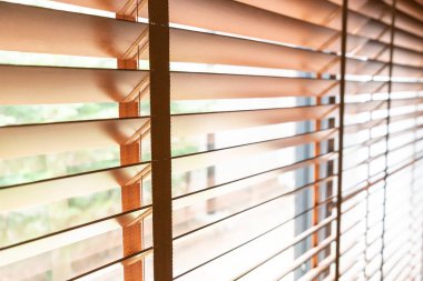 Oturma odasında penceresinde ahşap kepenkleri