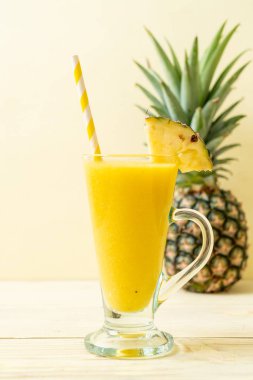 taze ananas güler yüzlü cam ahşap masa üzerinde