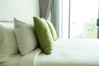 Yatak odasının iç tarafında yastık ve yatak dekorasyonu.