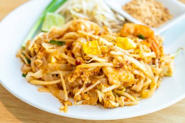 Karides ve karidesler Ile Thai Fried Rice noodle