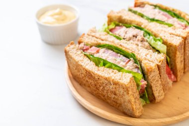 Ev yapımı ton balıklı sandviç 