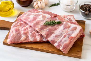 Taze çiğ domuz kaburgası. 