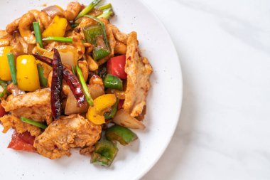 Cevizli kızarmış tavuk. 