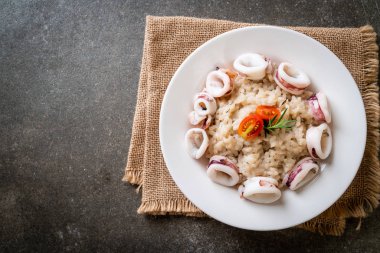 Kalamarlar veya ahtapot risotto