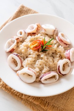 Kalamarlar veya ahtapot risotto
