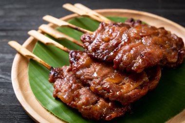 saptırılmış süt domuz beyaz yapışkan pirinç ile ızgara