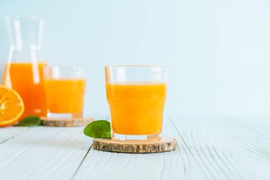 Ahşap arka plan üzerinde taze portakal suyu
