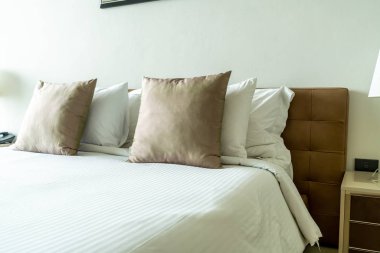 Yatak odasının iç tarafında yastık ve yatak dekorasyonu.