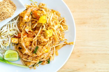 Karides ve karidesler Ile Thai Fried Rice noodle