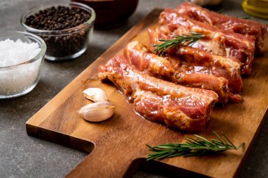 Taze Çiğ domuz kaburga malzemelerle kavurma için hazır