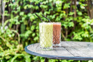 buzlu matcha yeşil çay ve çikolata cam masanın üzerine