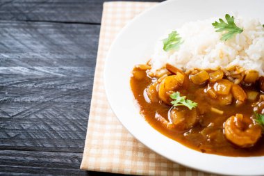 Pirinç Köri soslu karides