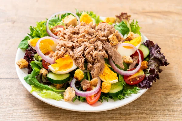 Atum com salada de legumes e ovos — Fotografia de Stock