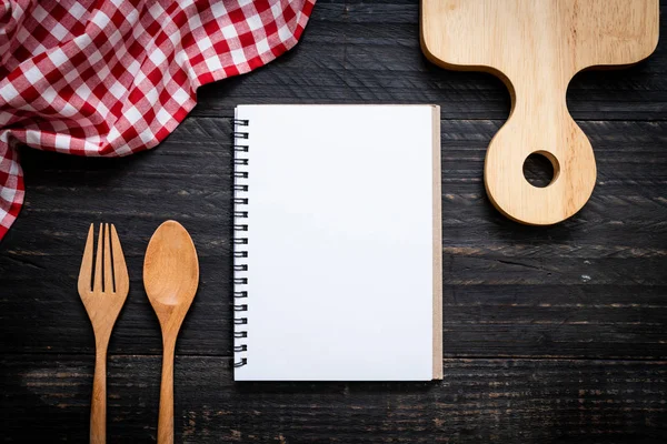 Libreta en blanco para nota de texto en superficie de madera con sapce de copia — Foto de Stock