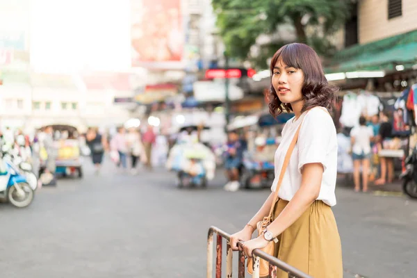 Glückliche und schöne asiatische Frau, die an der khao sarn Straße reist, tha — Stockfoto